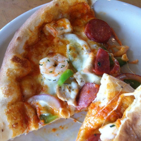 Foto diambil di Savage Pizza oleh Logan P. pada 3/10/2013