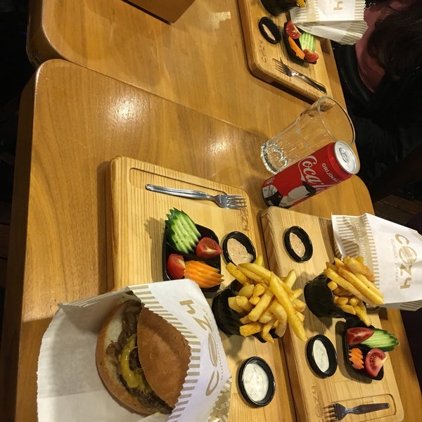 Foto diambil di Cozy Burger &amp; Steak oleh Esin pada 4/20/2019