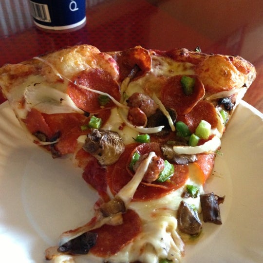 Foto tirada no(a) Pizza Shuttle por Danny R. em 11/28/2012
