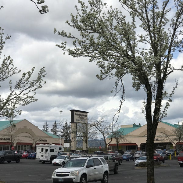 Foto tirada no(a) Columbia Gorge Outlets por James H. em 4/8/2017