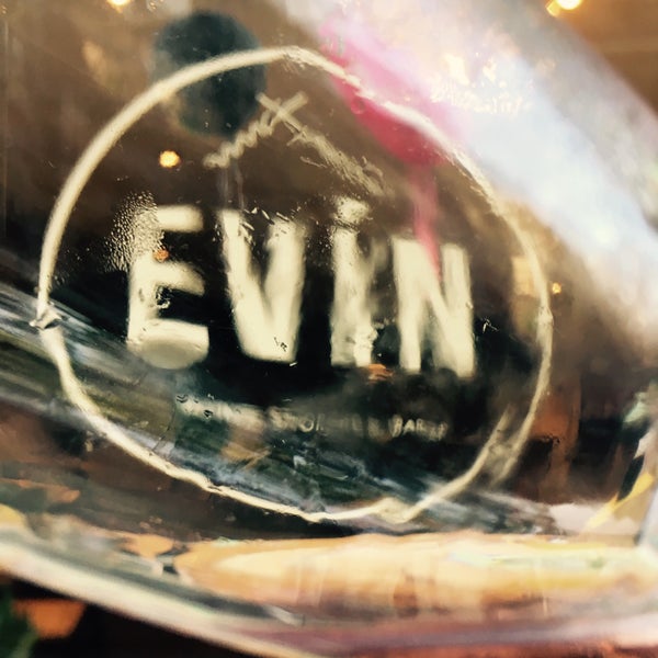 Foto scattata a Evín Wine store &amp; bar da Nesten il 5/31/2017
