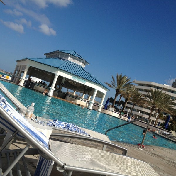1/28/2013 tarihinde Tom S.ziyaretçi tarafından Melia Nassau Beach - Main Pool'de çekilen fotoğraf