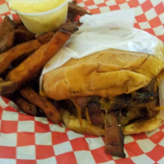 12/5/2012 tarihinde Walton S.ziyaretçi tarafından Burger Brats'de çekilen fotoğraf