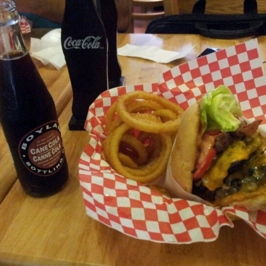 Das Foto wurde bei Burger Brats von Walton S. am 9/14/2012 aufgenommen