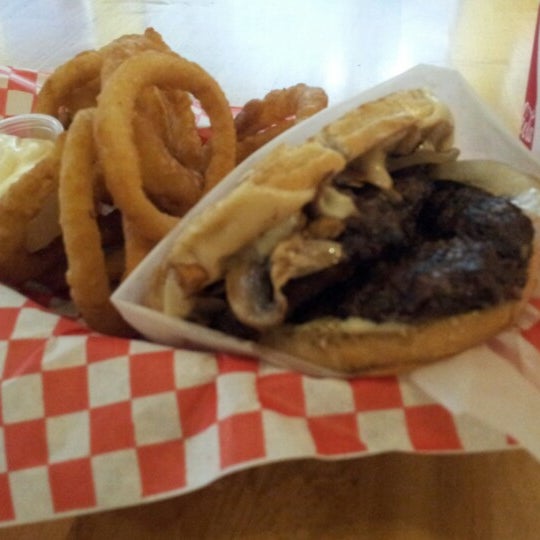 Foto tirada no(a) Burger Brats por Walton S. em 11/23/2012
