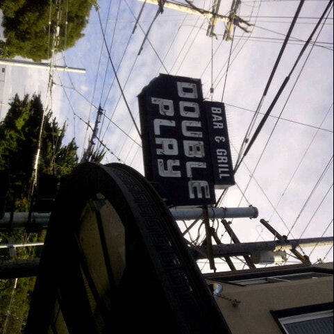 10/21/2012 tarihinde Beej L.ziyaretçi tarafından Double Play Bar &amp; Grill'de çekilen fotoğraf