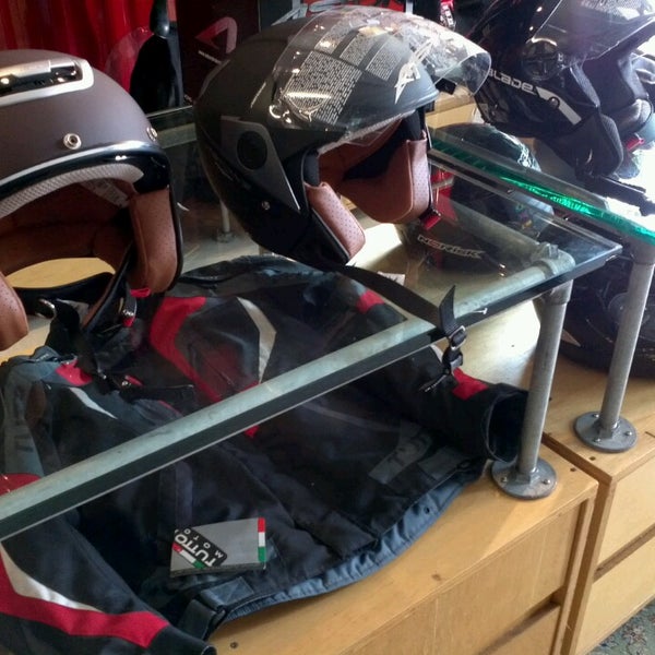 Photo prise au Machina Helmets And Parts par Gustavo L. le4/20/2013