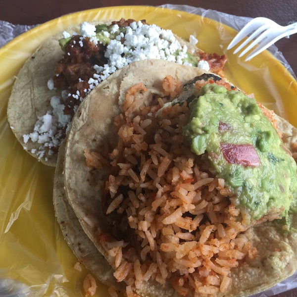 Foto diambil di Tacos Gus oleh Bernardo N. pada 10/1/2016