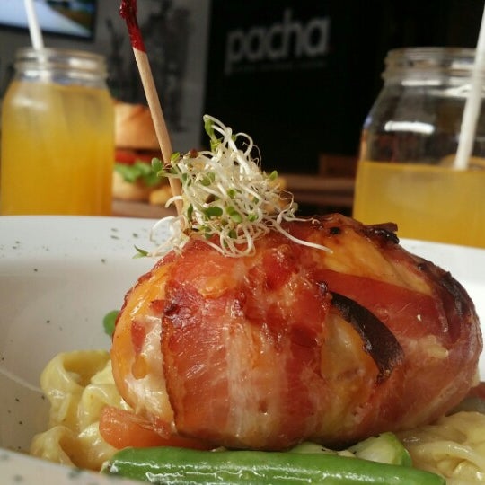 รูปภาพถ่ายที่ Pacha Slowfast Worldbeat Cuisine โดย Mónica Daniela เมื่อ 10/30/2014