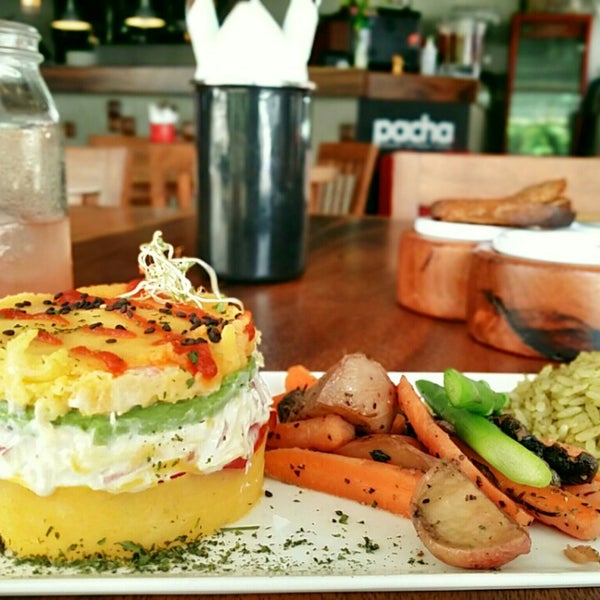 รูปภาพถ่ายที่ Pacha Slowfast Worldbeat Cuisine โดย Mónica Daniela เมื่อ 9/10/2014