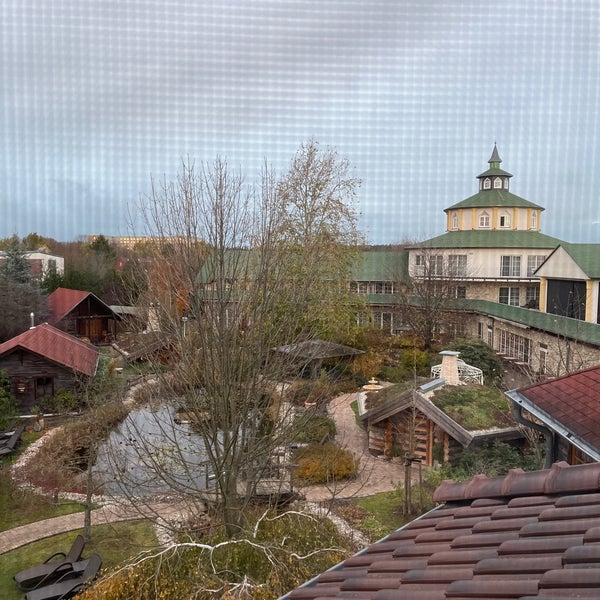 Снимок сделан в Wellnesshotel Seeschlößchen - Ayurveda &amp; Naturresort пользователем bjowen_de 11/24/2023