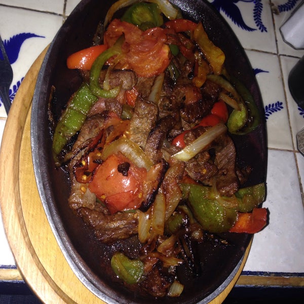 Снимок сделан в Los Toros Mexican Restaurant пользователем Kristin S. 12/19/2015