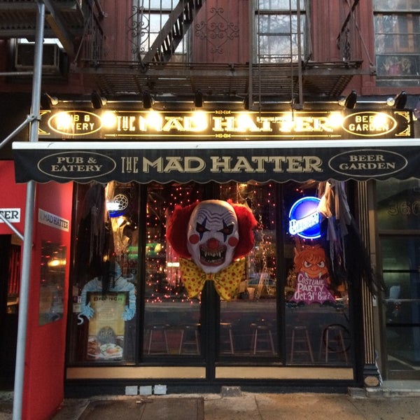 Снимок сделан в The Mad Hatter Pub &amp; Eatery пользователем Pete M. 10/18/2014