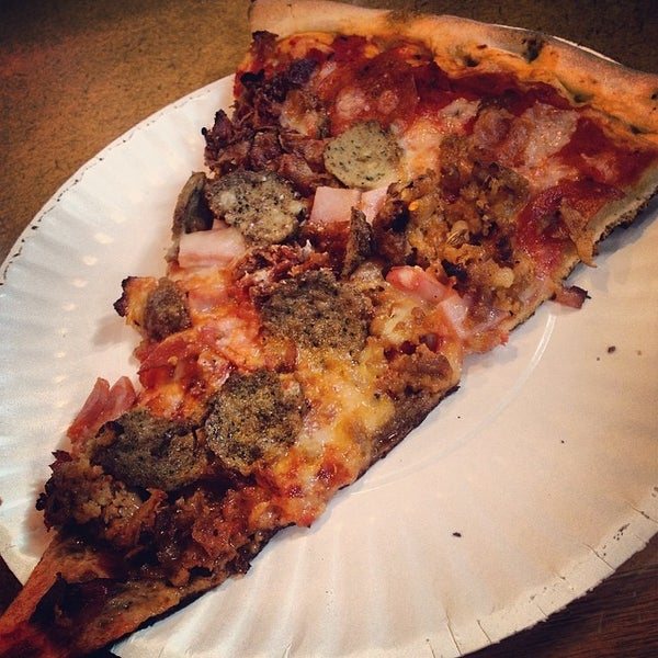 3/20/2014 tarihinde Andrew Dumuk A.ziyaretçi tarafından Tonelli&#39;s Pizza Pub'de çekilen fotoğraf