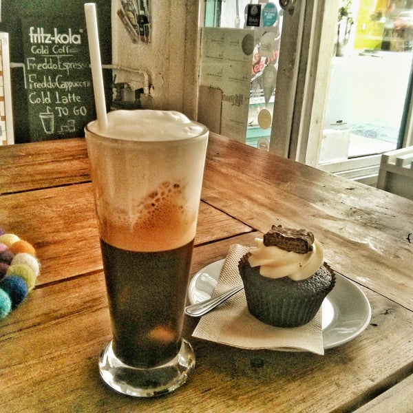Cold Freddo cap was nice and strong. Tasty choc/vanilla/blueberry cupcake. 7€ all in. Free WiFi +1