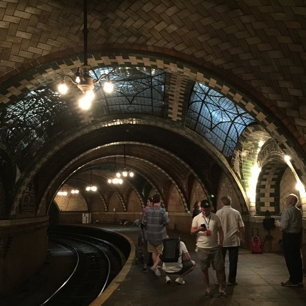 5/30/2015 tarihinde Kirsten A.ziyaretçi tarafından IRT Subway - City Hall (Abandoned)'de çekilen fotoğraf