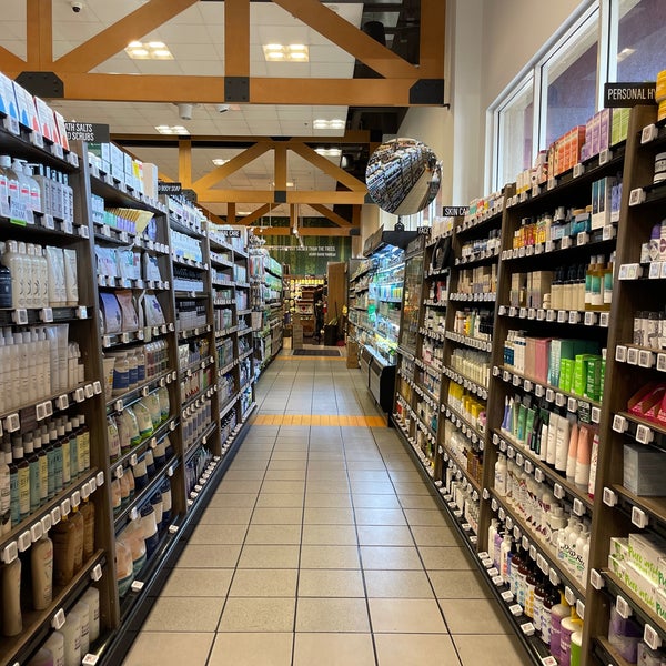 Photo taken at Erewhon Natural Foods Market by Kirsten A. on 4/23/2022
