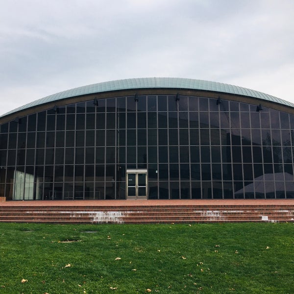 รูปภาพถ่ายที่ MIT Kresge Auditorium (Building W16) โดย weishin t. เมื่อ 11/11/2019