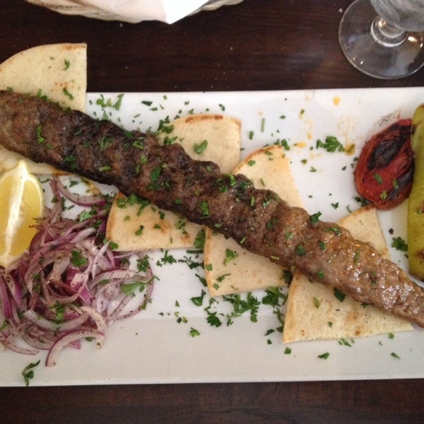 Foto scattata a A La Turca Mediterranean Cuisine da Uğur A. il 10/19/2013