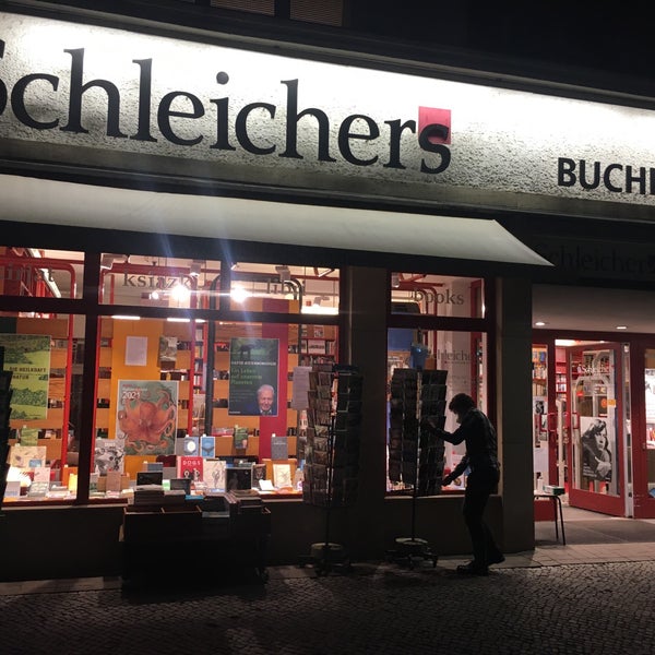Foto diambil di Schleichers Buchhandlung oleh Valeriy V. pada 2/26/2021