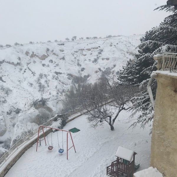 รูปภาพถ่ายที่ Uçhisar Kaya Hotel โดย Aslı K. เมื่อ 12/30/2018
