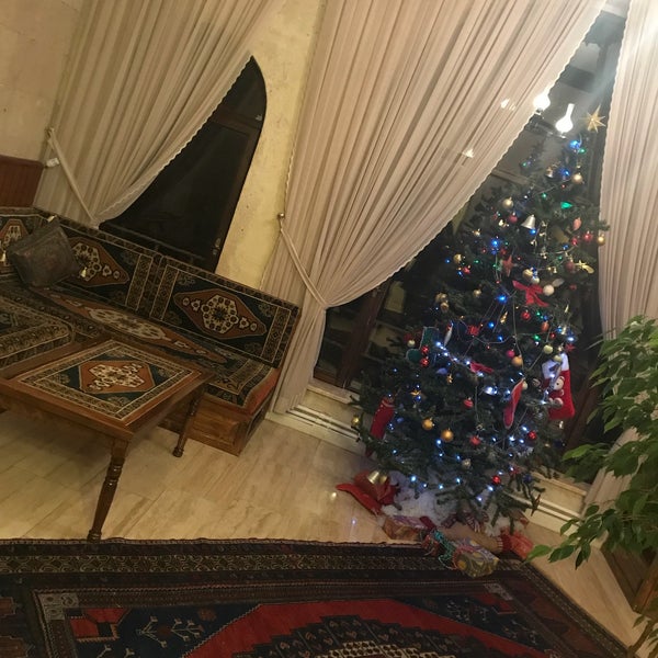 รูปภาพถ่ายที่ Uçhisar Kaya Hotel โดย Aslı K. เมื่อ 12/30/2018