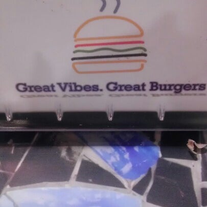 รูปภาพถ่ายที่ BGR: The Burger Joint โดย Robin J. เมื่อ 11/4/2012