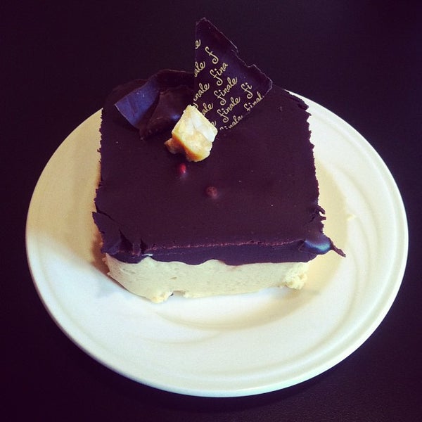 3/31/2013에 Todd L.님이 Finale Desserterie &amp; Bakery에서 찍은 사진