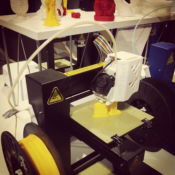 2/5/2013 tarihinde Todd L.ziyaretçi tarafından 3DEA: 3D Printing Pop Up Store'de çekilen fotoğraf