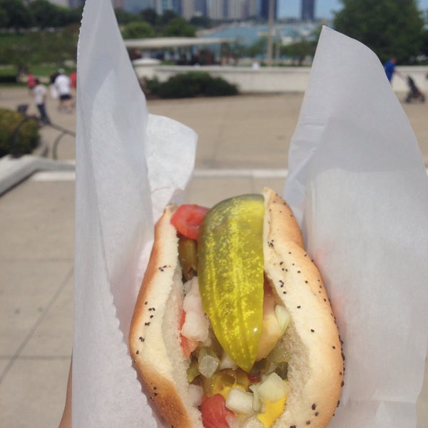 9/4/2016 tarihinde Laura B.ziyaretçi tarafından Kim &amp; Carlo&#39;s Chicago Style Hot Dogs'de çekilen fotoğraf