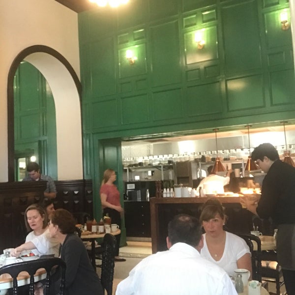 Foto scattata a 1886 Café &amp; Bakery da Amy W. il 10/19/2019