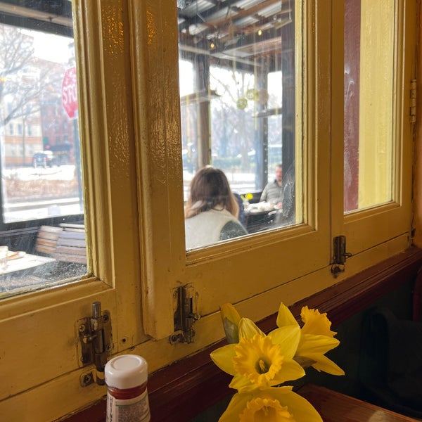3/5/2022 tarihinde Amy W.ziyaretçi tarafından Bus Stop Cafe'de çekilen fotoğraf