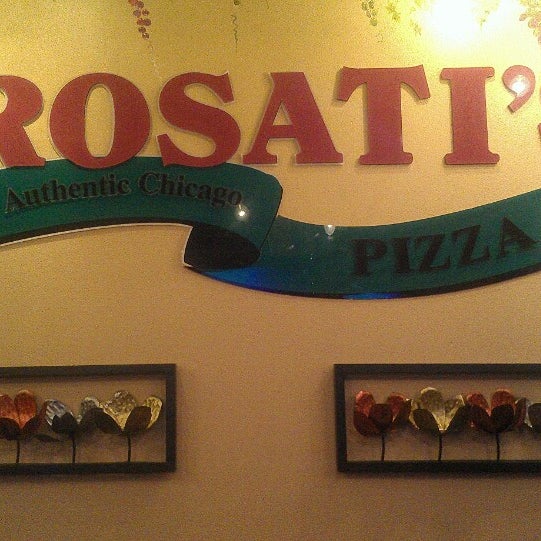 รูปภาพถ่ายที่ Rosati&#39;s Pizza โดย Tom S. เมื่อ 11/22/2013