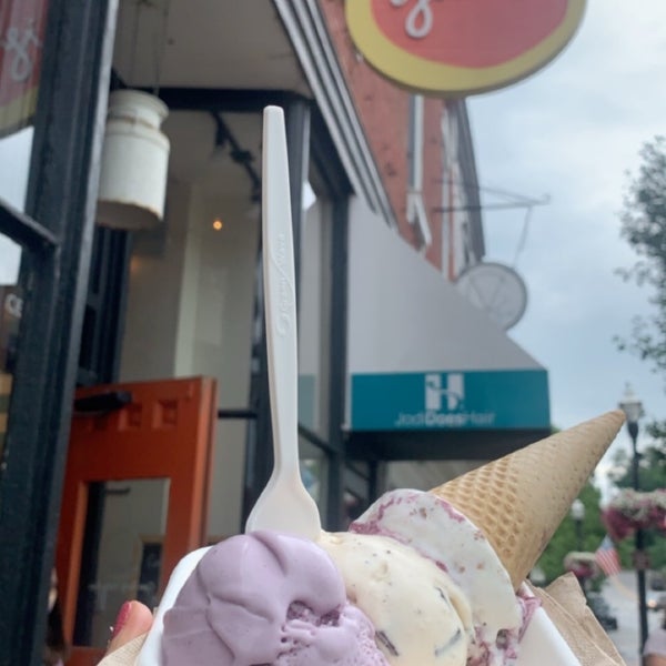 Photo taken at Jeni&#39;s Splendid Ice Creams by Connie B. on 7/10/2020