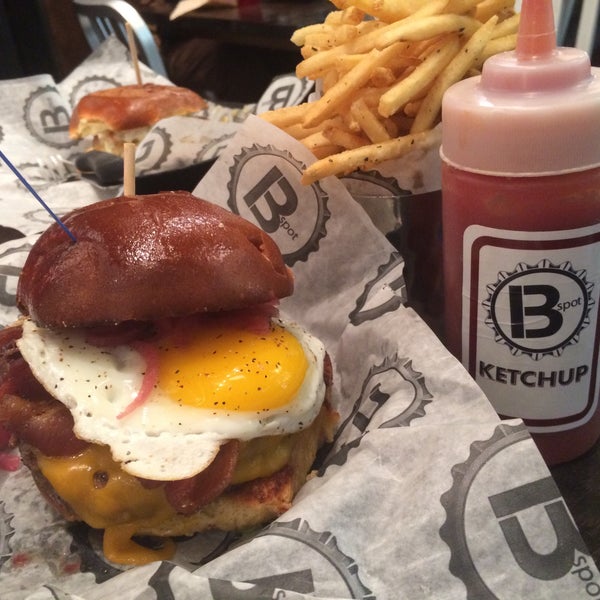 Foto tirada no(a) B Spot Burgers por Connie B. em 3/3/2015