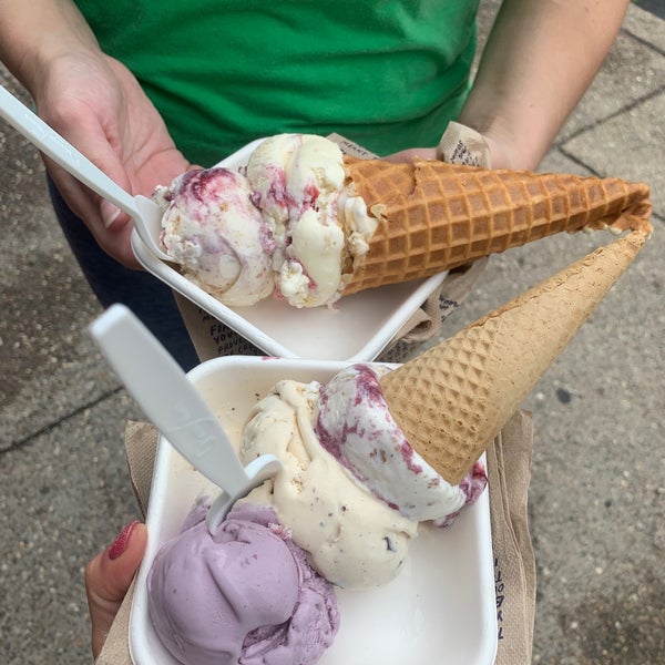 Снимок сделан в Jeni&#39;s Splendid Ice Creams пользователем Connie B. 7/10/2020