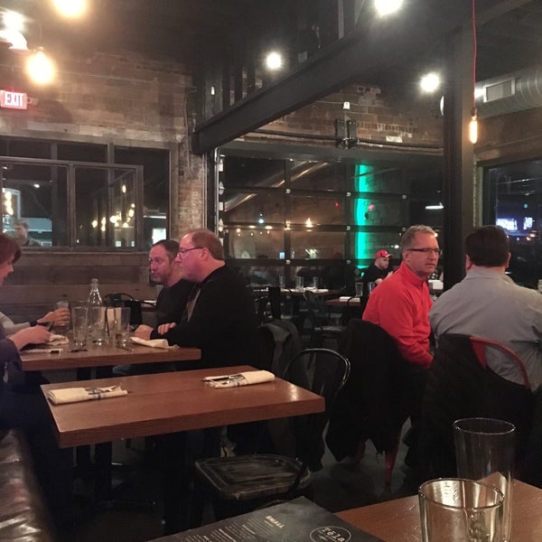 Теле бар. Коктейль бар интерьер. Люди в баре. Бармен. Тела бара.