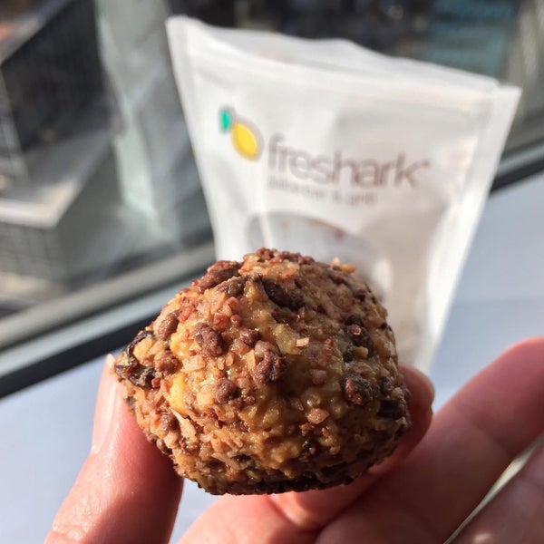 Shout-out @_Nettie_ Awesome shot! Peanut butter protein power balls: peanut butter, raw oats, granola