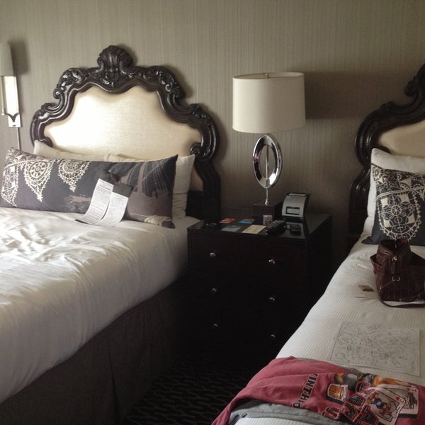 รูปภาพถ่ายที่ Kimpton Sir Francis Drake Hotel โดย Amanda W. เมื่อ 5/7/2013