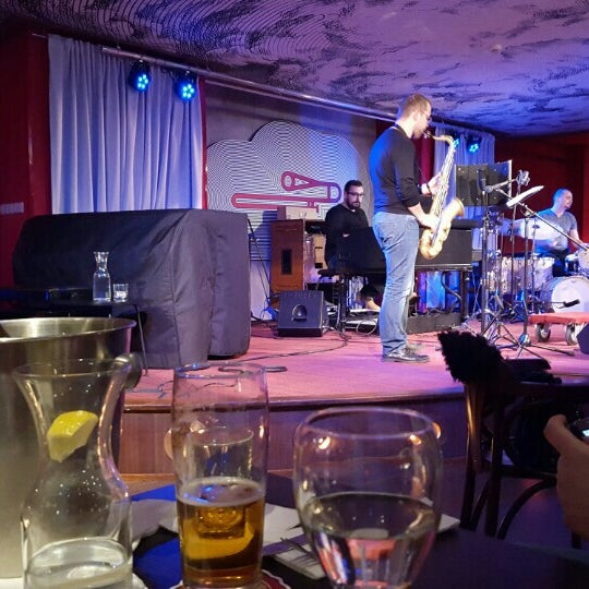 Foto diambil di Vertigo Jazz Club &amp; Restaurant oleh Veronica H. pada 12/11/2015