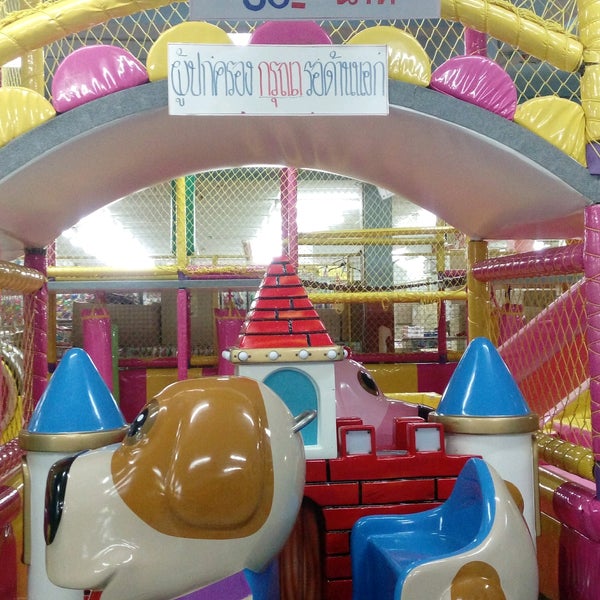 Family Department Store (แฟมิลี่ ดีพาร์ทเมนสโตร์) ห้างสรรพสินค้า ใน