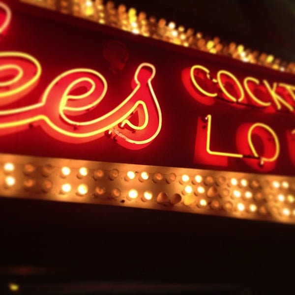 7/24/2013にJoEllyn_PearlsがLee&#39;s Liquor Loungeで撮った写真