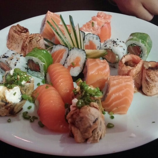 Foto diambil di Sensei Lounge Sushi oleh Rodrigo pada 3/22/2015
