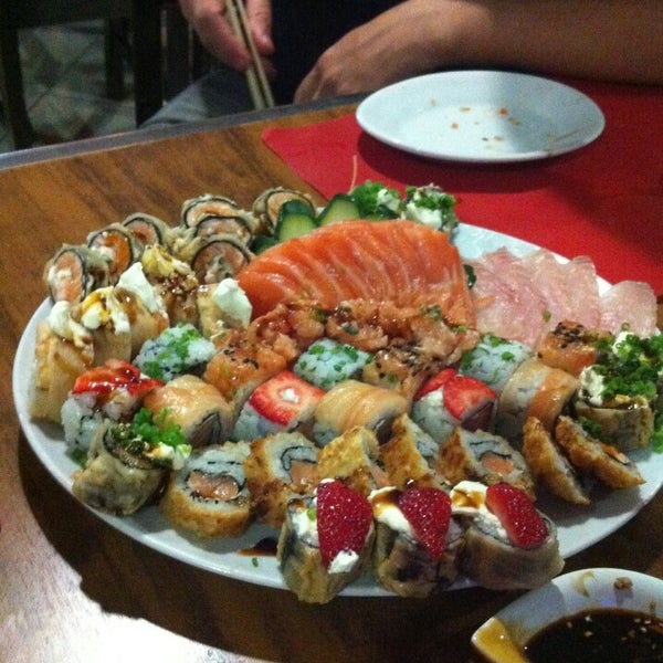 Photo taken at Sensei Lounge Sushi by Rodrigo on 10/6/2014