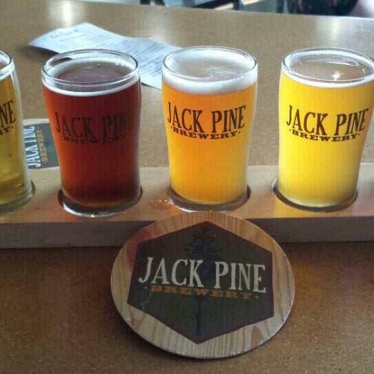 รูปภาพถ่ายที่ Jack Pine Brewery โดย Dave W. เมื่อ 7/3/2015
