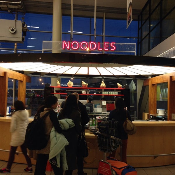 รูปภาพถ่ายที่ Noodle Bar โดย Dennis J. เมื่อ 2/10/2014