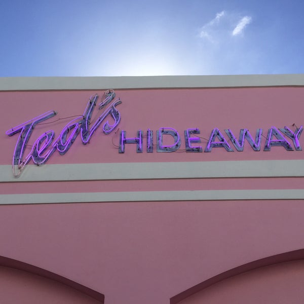 รูปภาพถ่ายที่ Ted&#39;s Hideaway โดย Christian S. เมื่อ 11/9/2015