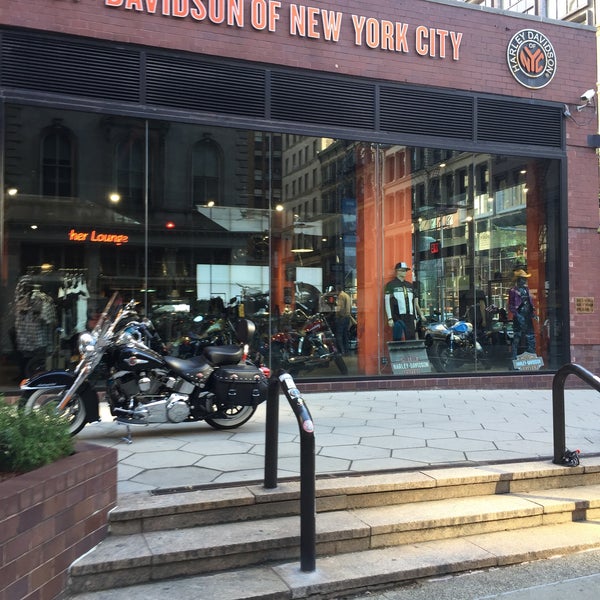 4/24/2016 tarihinde Christian S.ziyaretçi tarafından Harley-Davidson of New York City'de çekilen fotoğraf