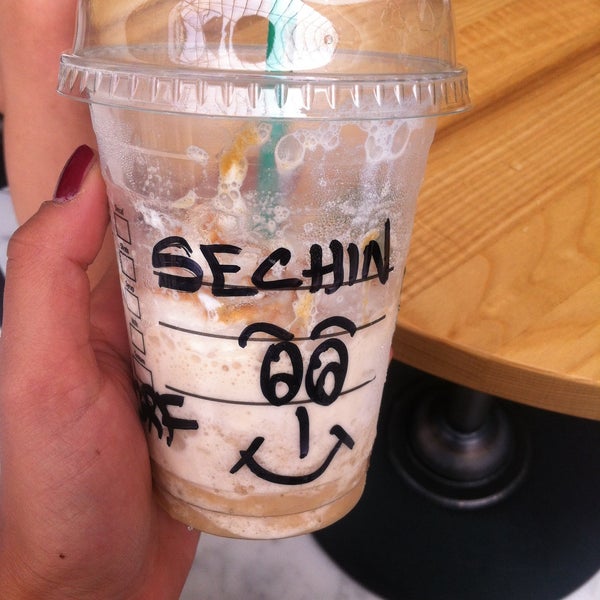 Снимок сделан в Starbucks пользователем Secil B. 9/25/2015