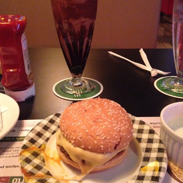 Foto tirada no(a) Michael&#39;s Pizza &amp; Burger por Camila G. em 9/17/2014